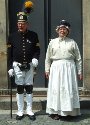 Sommerkleid mit Haube und Schürze